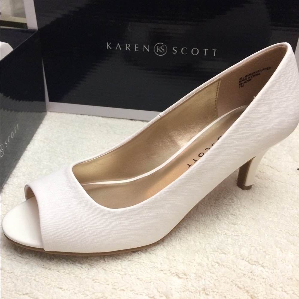 Karen Scott pumps